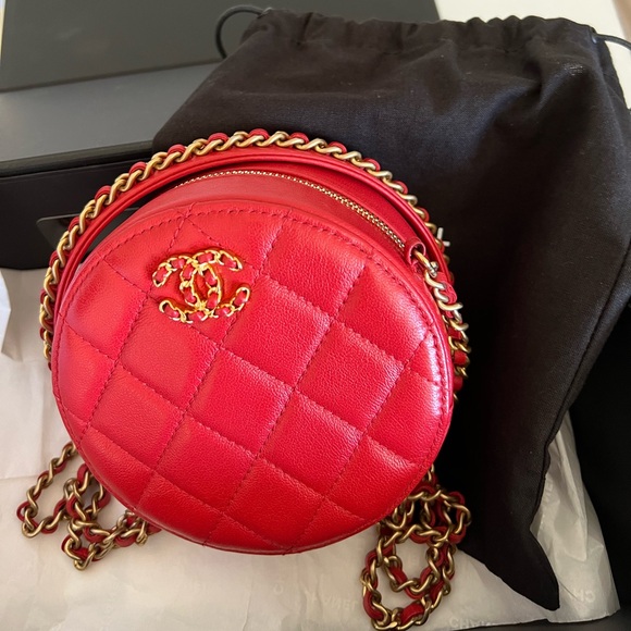 💞Authentic💞Chanel red round clutch crossbody- lambskin leather - Picture 3 of 11